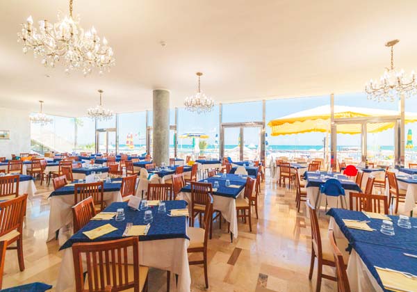 Sala ristorante sul mare