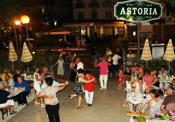 Evening parties with live music in the hotel