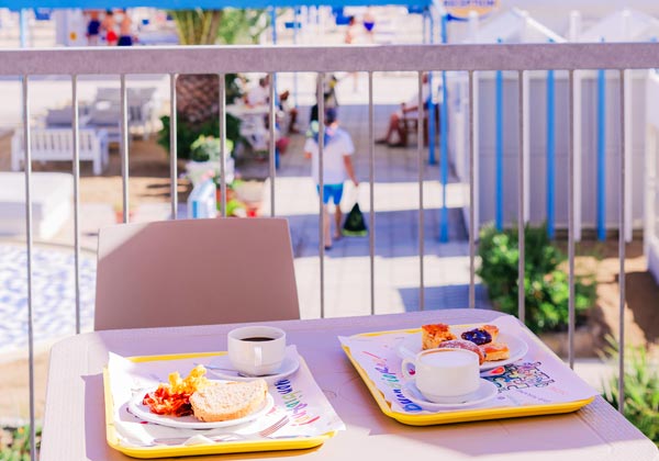 Petit-déjeuner sur la terrasse vue sur la mer