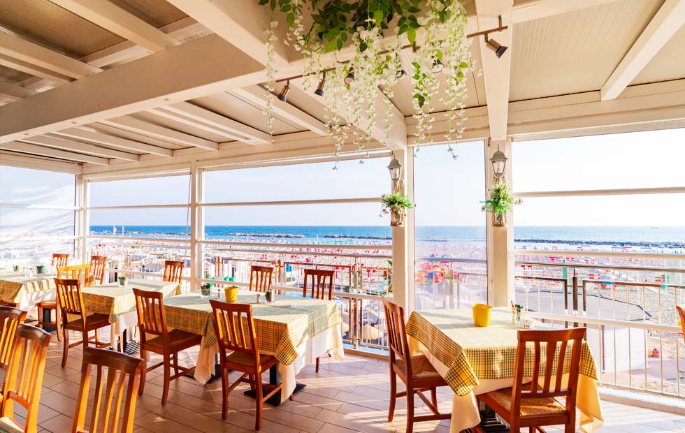 Sala ristorante affacciata sul mare