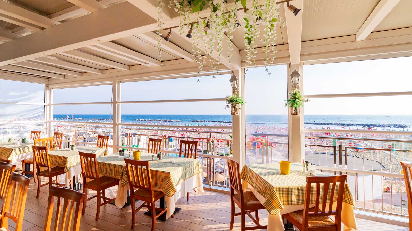 Sala ristorante affacciata sul mare