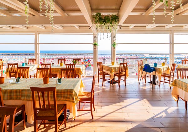 Salle de restaurant avec vue sur la mer